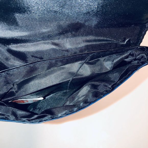 Austin Mahone Purse Womens Passport Crossbody, Black Patent Bag AM‎ Mahomie NWT - Picture 4 of 4